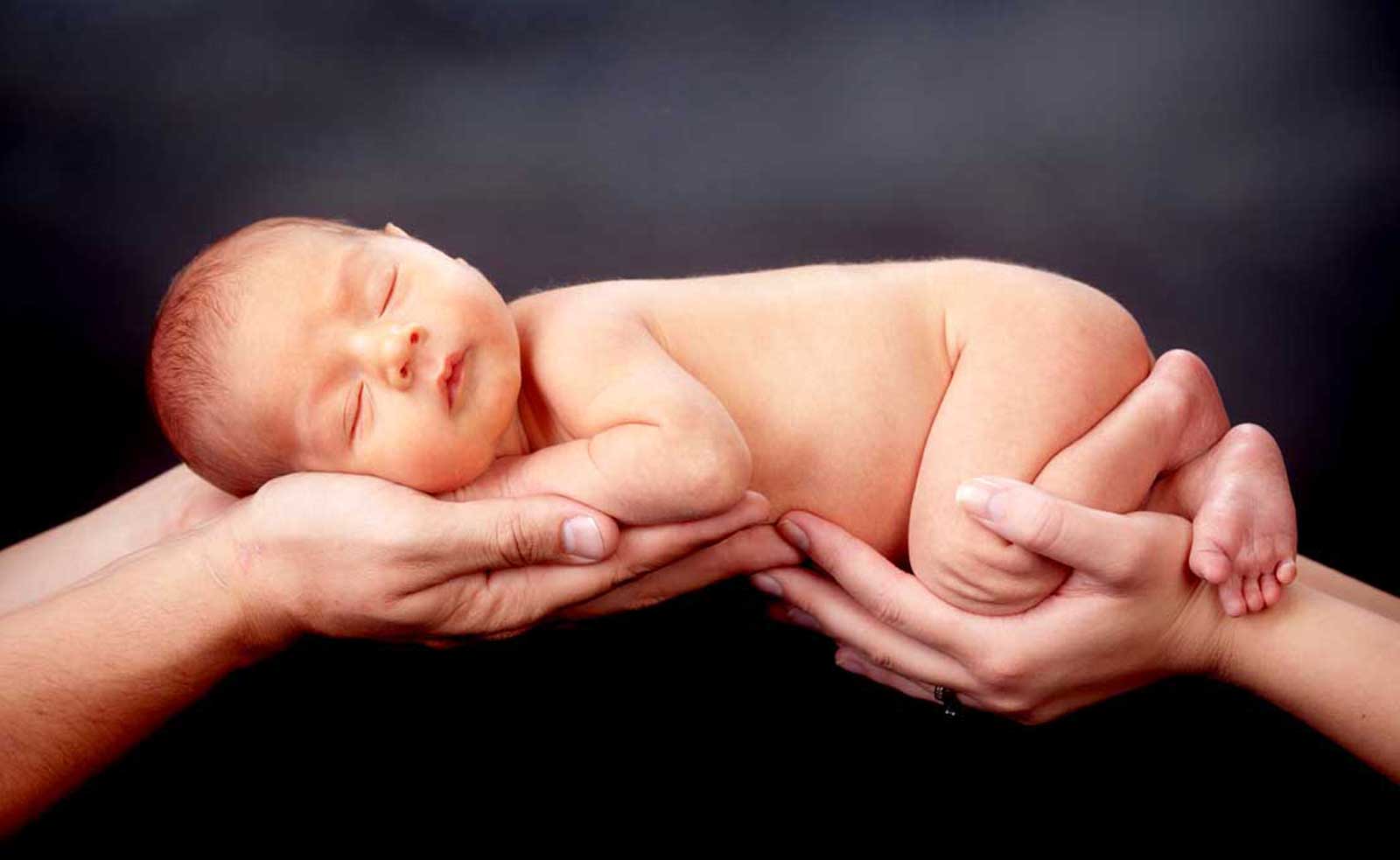 clinica internacional madre primeriza bebe recien nacido dormido