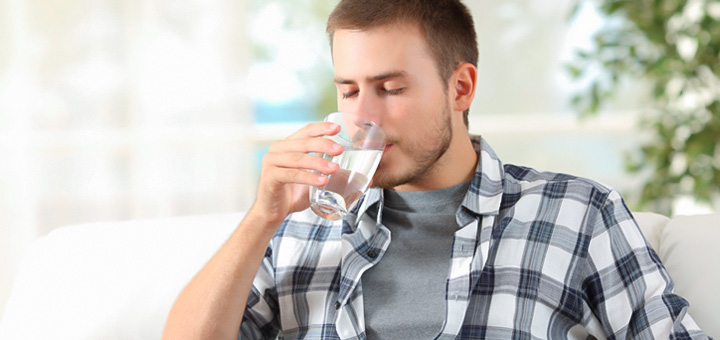 consejos mantener un colon saludable toma agua