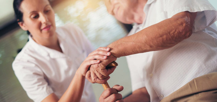 cuidados persona enfermedad Parkinson alivia calambres