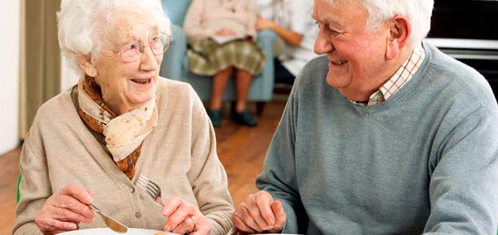 cuidados persona enfermedad Parkinson comer beber