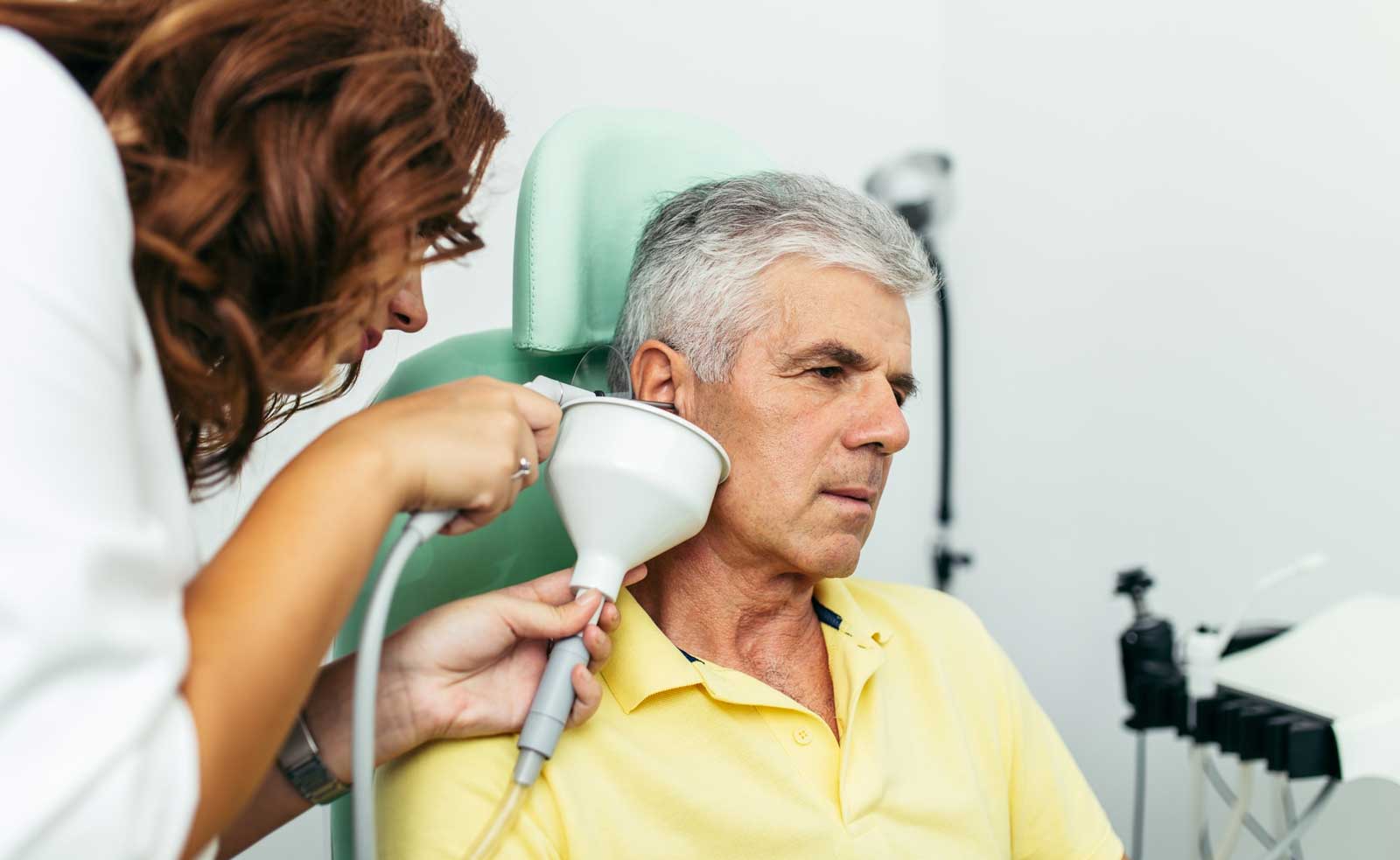 Limpieza de los oídos de adultos mayores es de vital para la salud